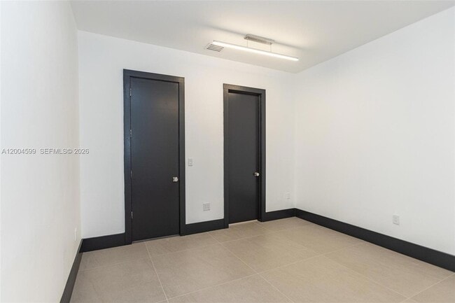 Building Photo - 2440 N Shore Terrace