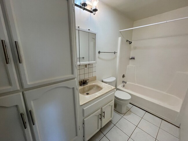 Building Photo - Spacious 2 Bedroom, 1 Bath Apartment w/ 1 Car Covered parking and onsite laundry
