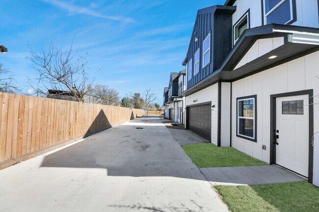 Building Photo - 8025 Peachtree St