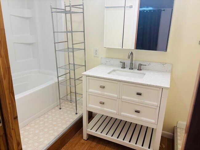 Building Photo - 135 Simsbury Dr