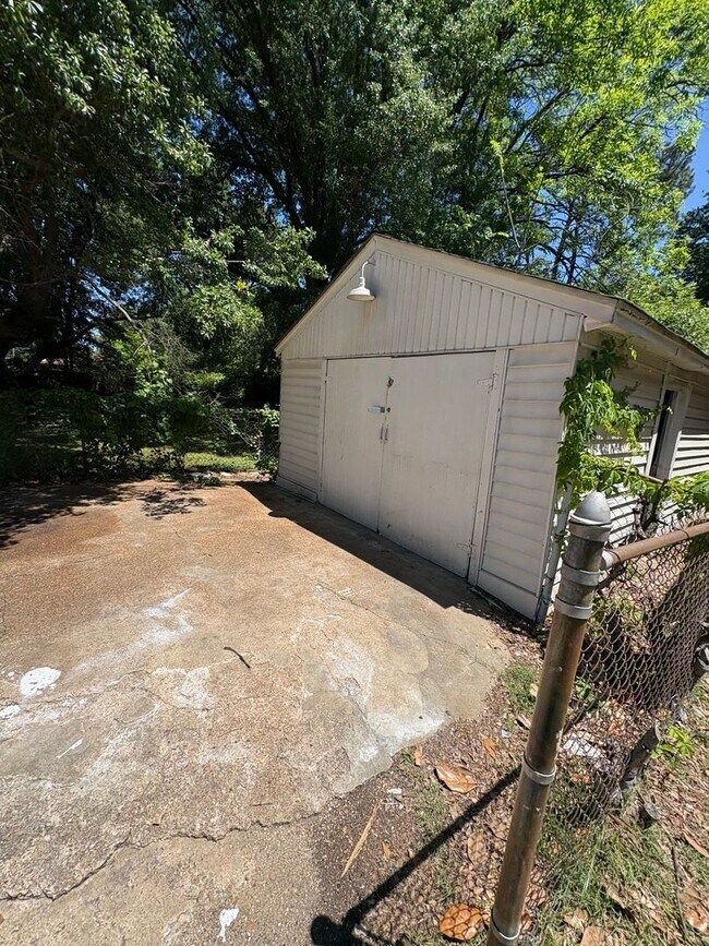 Building Photo - 3904 Kimball Ave