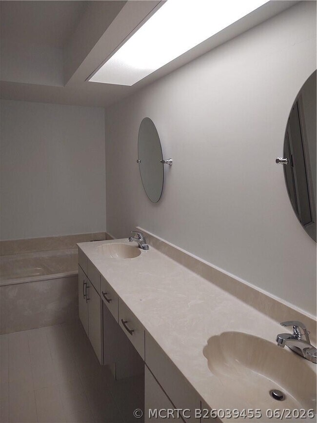 Building Photo - 5801 Coach House Cir