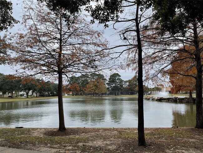 Building Photo - 5622 Lake Pl Dr