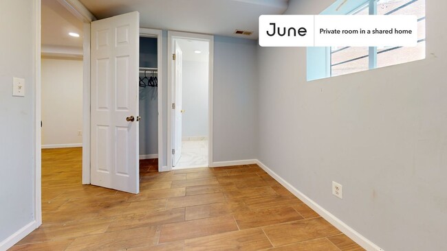 Building Photo - Private bedroom in 7 bed/6 bath Home