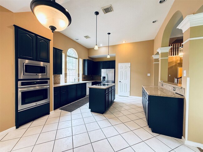 Building Photo - 16523 Town Lake Ct