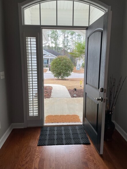 front entrance - 824 Wintercreeper Dr