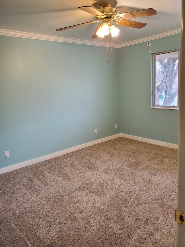 Building Photo - 285 N 400 E