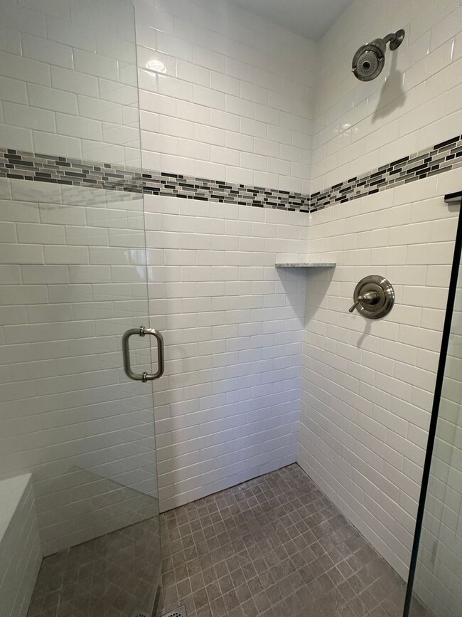 Building Photo - Spacious 3-Bedroom Townhouse in Prime Exet...