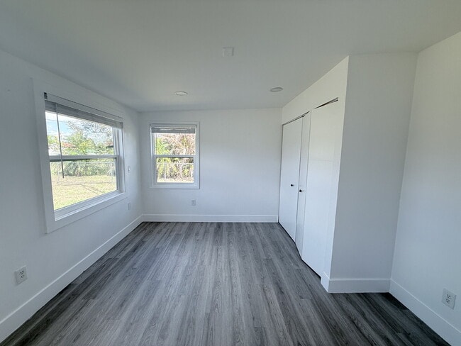 Building Photo - 4-bedroom, 2-bathroom