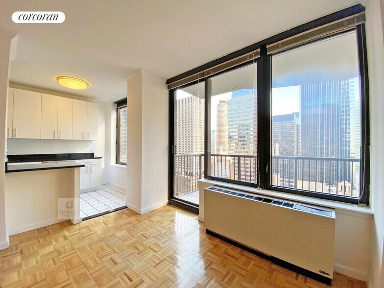 Building Photo - 150 E 57th St