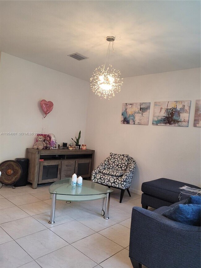 Building Photo - 1015 SE 24th Terrace