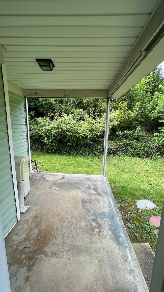 Outside sitting area - 84 Tyndall Ave