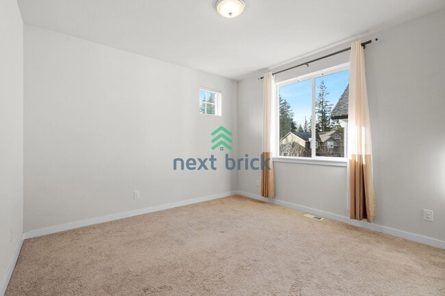 Building Photo - 5 BED & 3.5 BATH FOR RENT