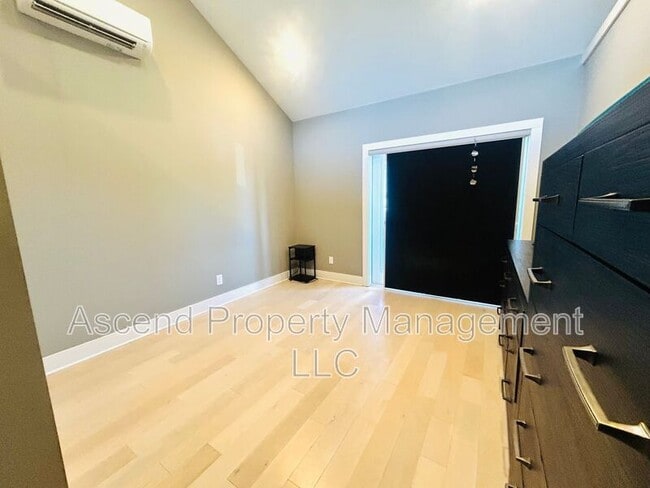 Building Photo - 3155 St Elmo Ave