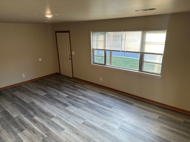 Building Photo - Available Now! 3-Bed, 1-Bath Home in central Springdale + Garage and Large, Fence-In Backyard!