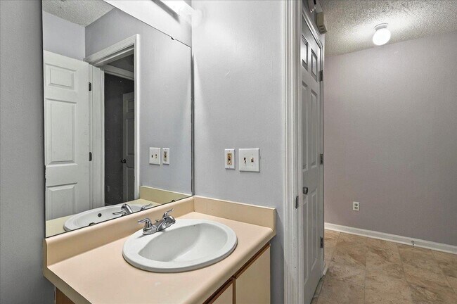 Building Photo - 3001 Oak Park Ct