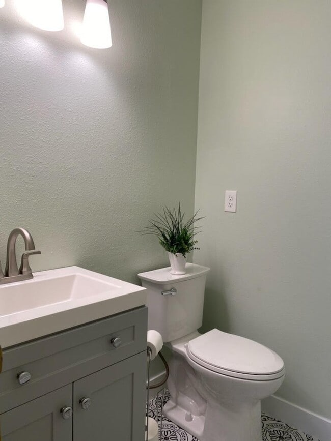 Building Photo - Charming 4-Bedroom Home in Prime Location!