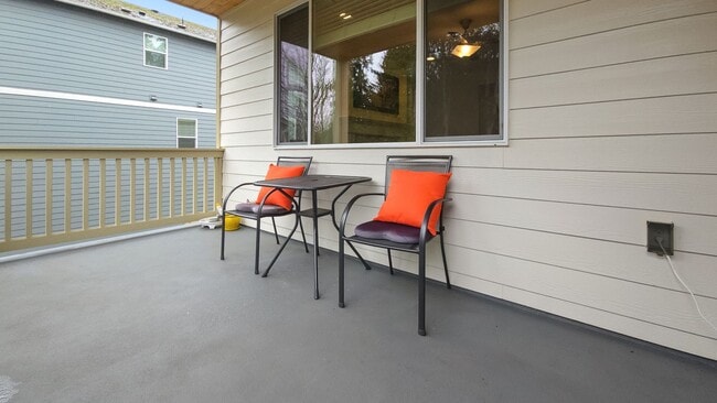 Building Photo - Beautiful, Light-Filled Home Bordering Protected Greenbelt
