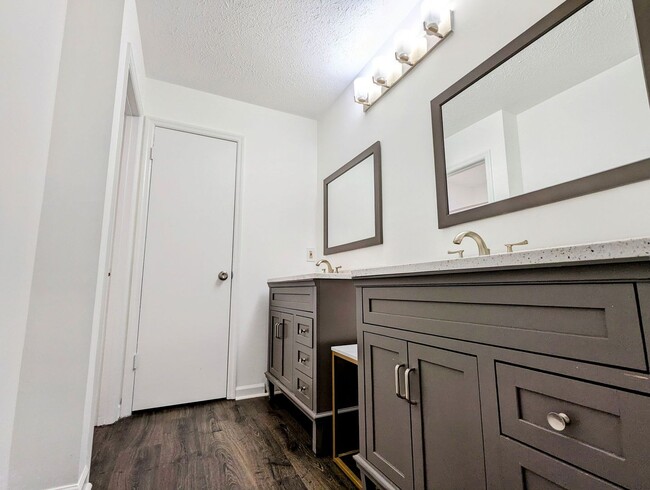 Building Photo - DUPLEX-Upstairs Unit | 3 Bedroom 2 Bathroo...