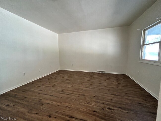 Building Photo - 642 Cove Rd