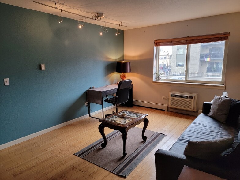 Living room - 1231 N Downing St