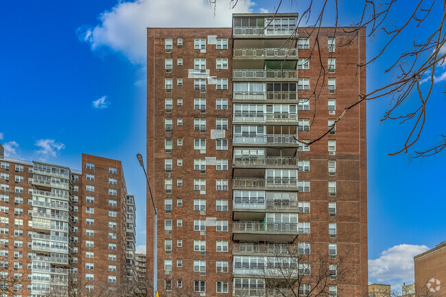 Building Photo - Carlyle Towers