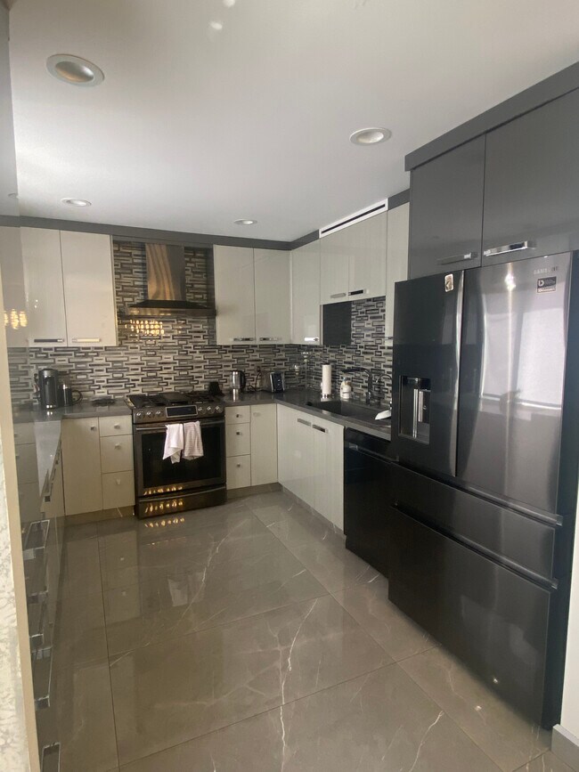 Building Photo - 9419 Via Patricia