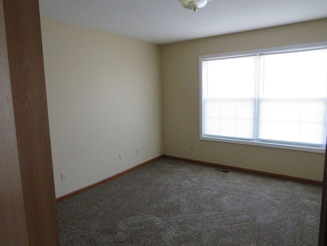 Building Photo - 2 Bedroom Townhouse in Albion!