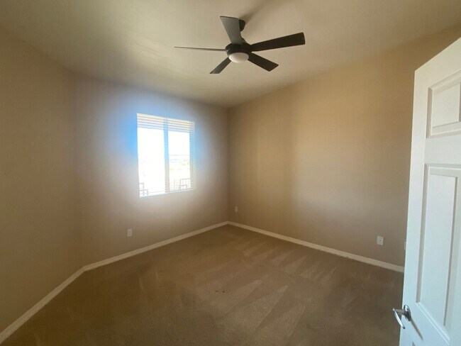 Building Photo - Spacious and Updated 3 Bed/2 Bath Condo w/Garage - Mesa