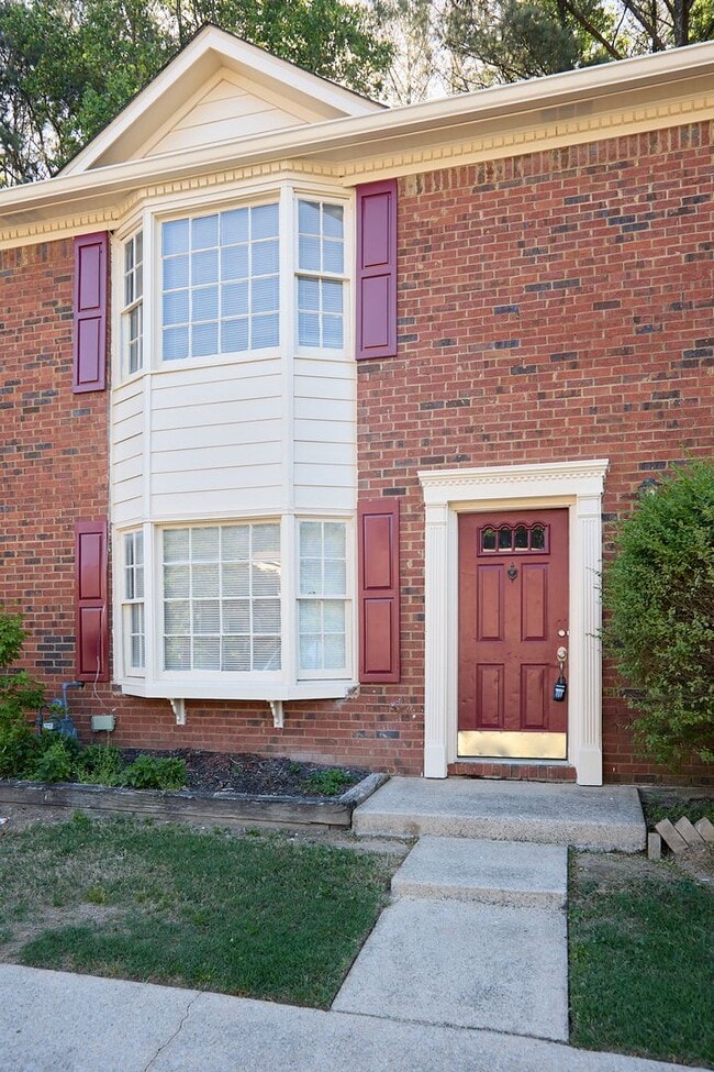 Building Photo - 2BR/2.5BA Townhome Gem with Fenced Yard, Fireplace & Bay Windows