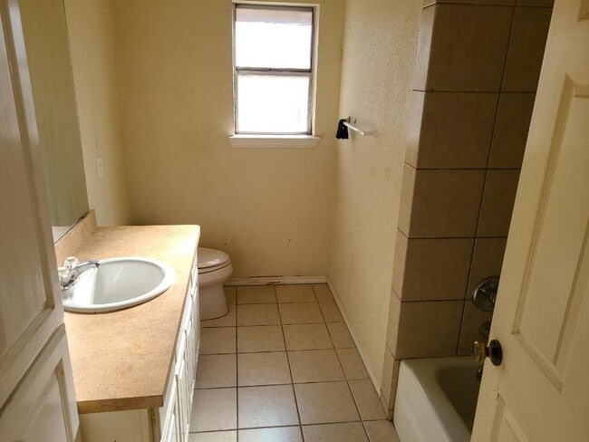 Building Photo - 3 bedroom 2 bathroom house in 76133