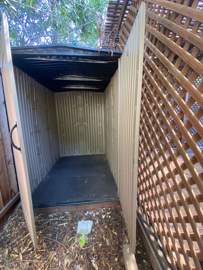 Building Photo - Pleasanton Single Story House 4 bed/2 bath, Downtown next to Amador Valley High! Great Location
