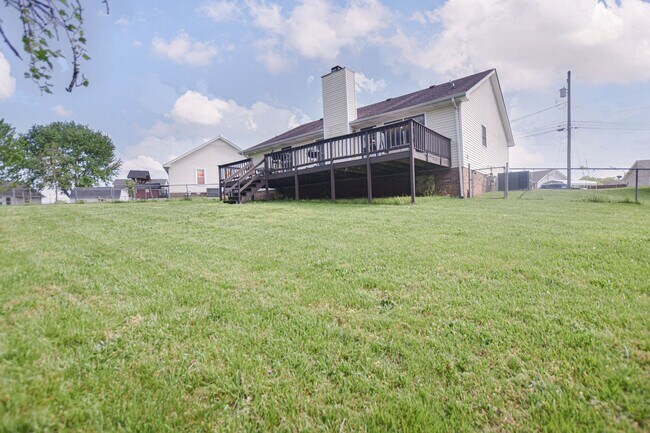 Building Photo - Pet Friendly Three Bedroom!