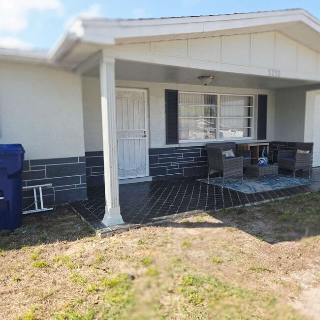 Building Photo - This gorgeous 2/1 house has been remodeled gourmet chef's kitchen, shaker cabinets, granite count...
