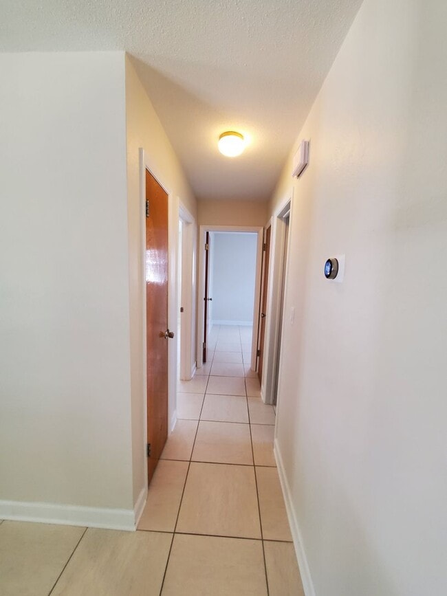 Building Photo - QUIET AND WELL MAINTAINED NEIGHBORHOOD