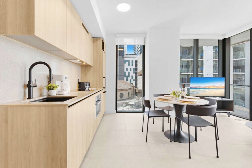 Building Photo - 501 NE 1st Ave