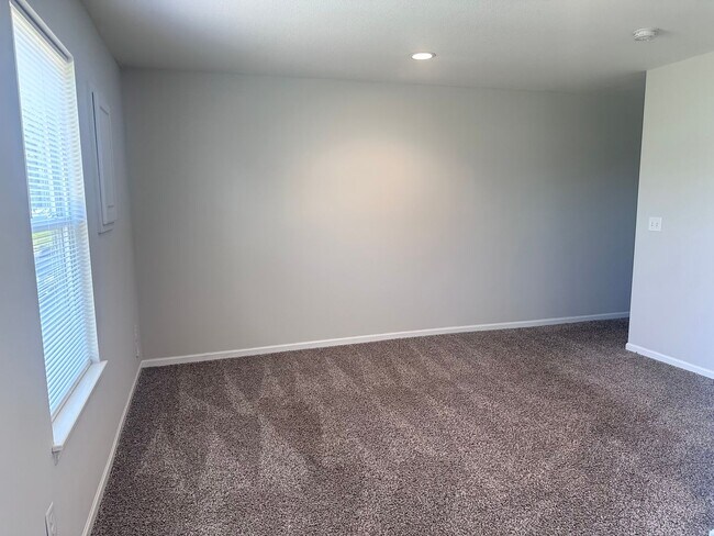 Building Photo - 3 Bed | 2.5 Bath | 1 Car Garage Townhome in Grain Valley