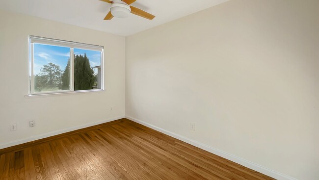 Building Photo - Spacious, Bright & Private Home with Huge Backyard on one of the quietest streets of Redwood Heights