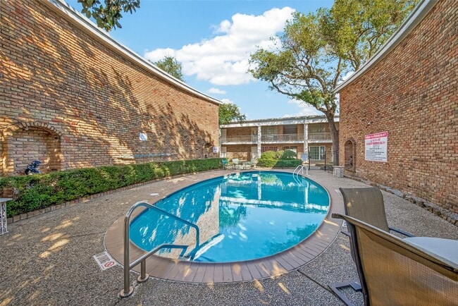 Building Photo - 2201 Fountain View Dr