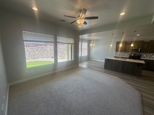 Building Photo - 3 bed plus office / 2.5 bath / 3 car Singl...
