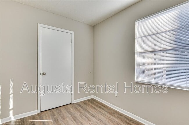 Building Photo - 404 Verdery Dr