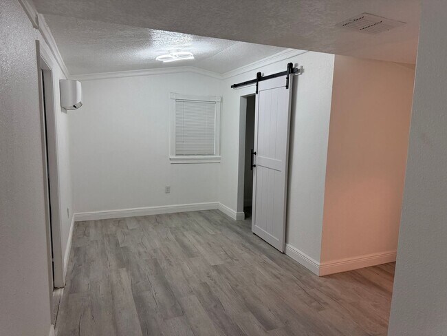 Building Photo - Charming 4-Bed Home with Bonus Room in Tampa! Landscaping/Utilities Included. Available Now!!