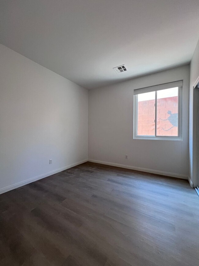 Building Photo - Stunning 4-Bed 3 Car Garage Gated Single S...