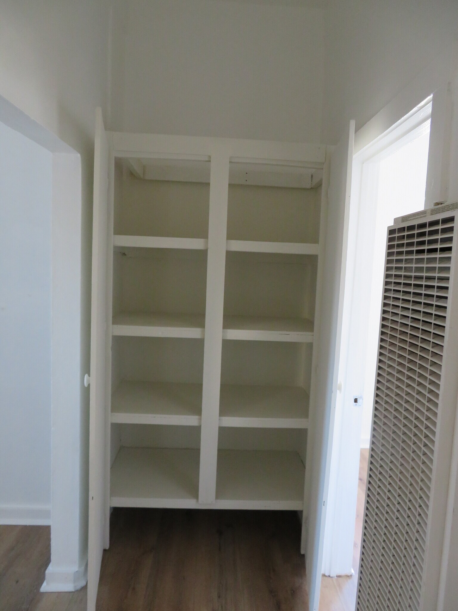 Building Photo - 154 E Colden Ave