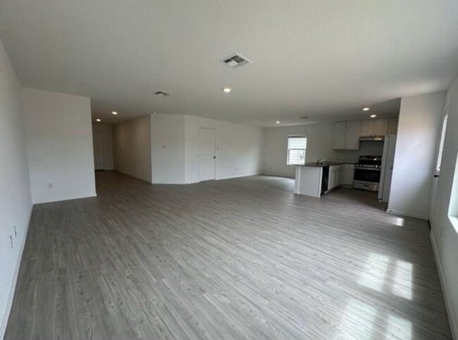 Building Photo - 4 Bedroom 2.5 bath home ready for move-in