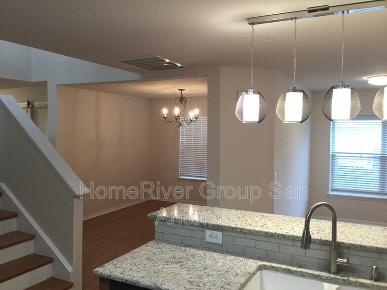 Building Photo - 802 Amber Knoll