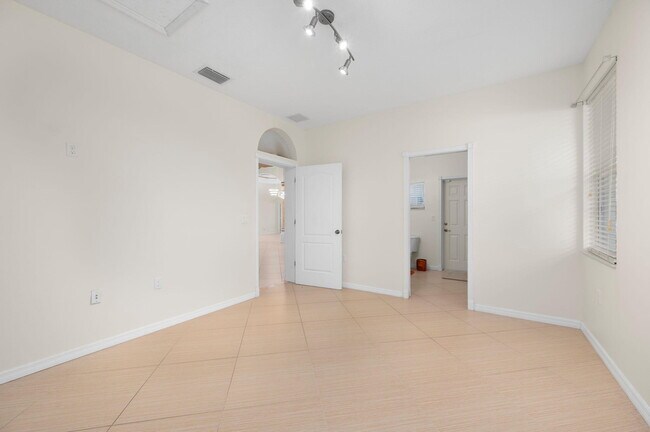 Building Photo - 499 SW Laconic Ave