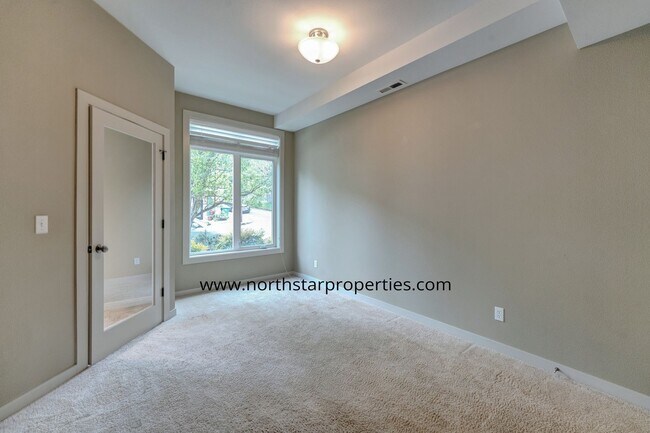Building Photo - Stylish Multnomah Village Townhome