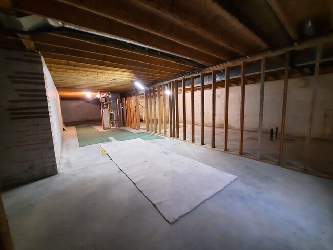 Building Photo - 860 SE Sentry Dr