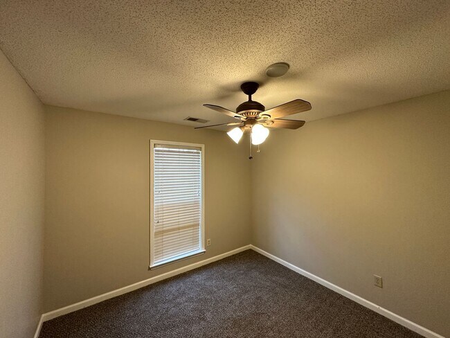 Building Photo - 3BD/2BA 1,640 sq. ft. Home With Split Floor Plan. Pets Are Welcome With Owner's Approval.